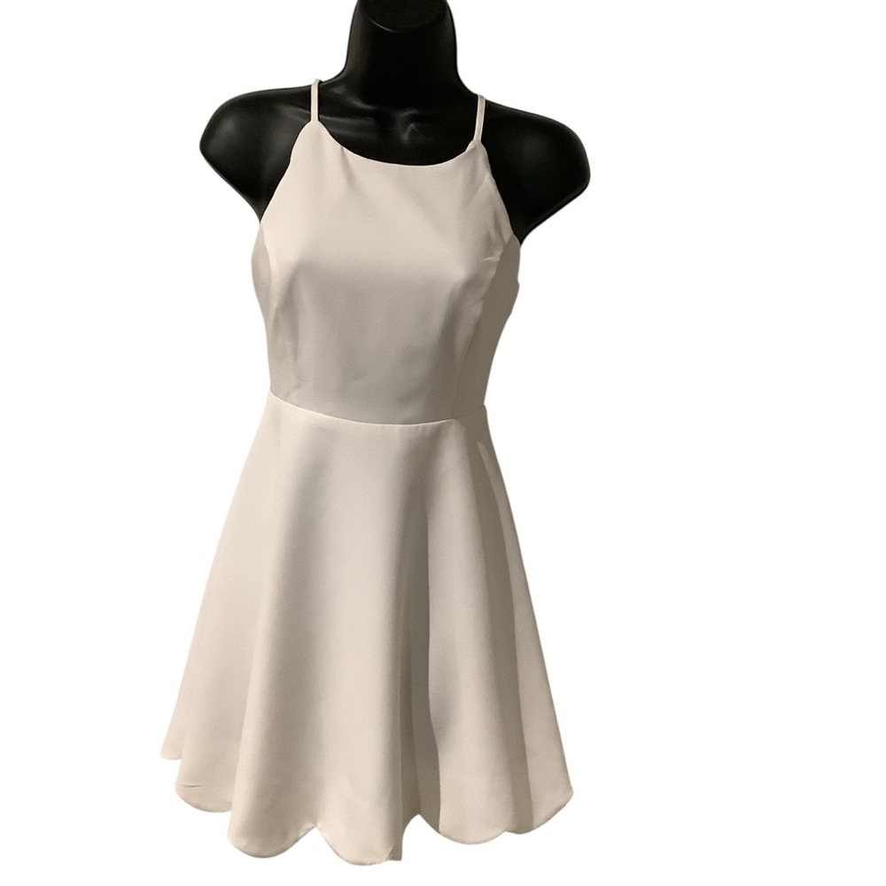 Lulu's White Dress w/Scalloped Cut Hem. Beautiful Open Back BRAND NEW     W/TAGS